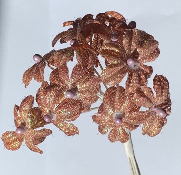 Stoffblume mit Perle, kupfer irisierend